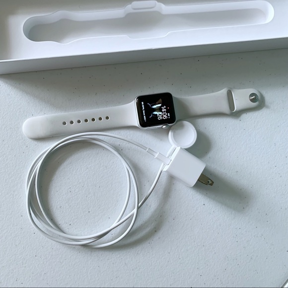 Apple Watch Series 3 38MM Silver Aluminum Case White Sport Band - Picture 3 of 5